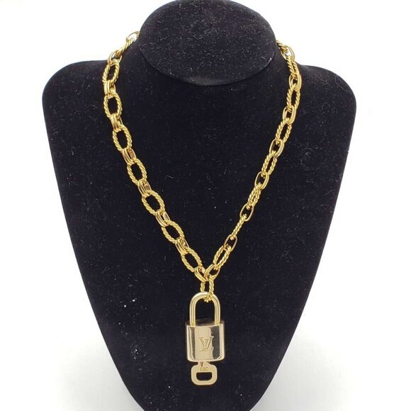 100% Auth Louis Vuitton Lock & Key with Gold Plated Gold Chain Necklace - Picture 1 of 7